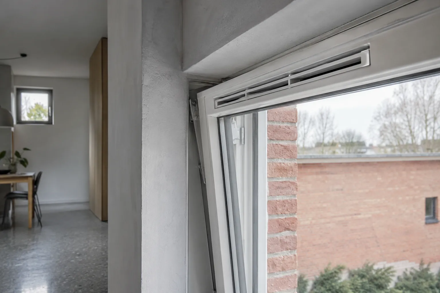 Condensatievocht en condens op ramen oplossen: ventilatierooster boven het raam